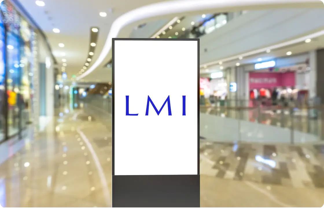 LMIのロゴが表示されたサイネージ