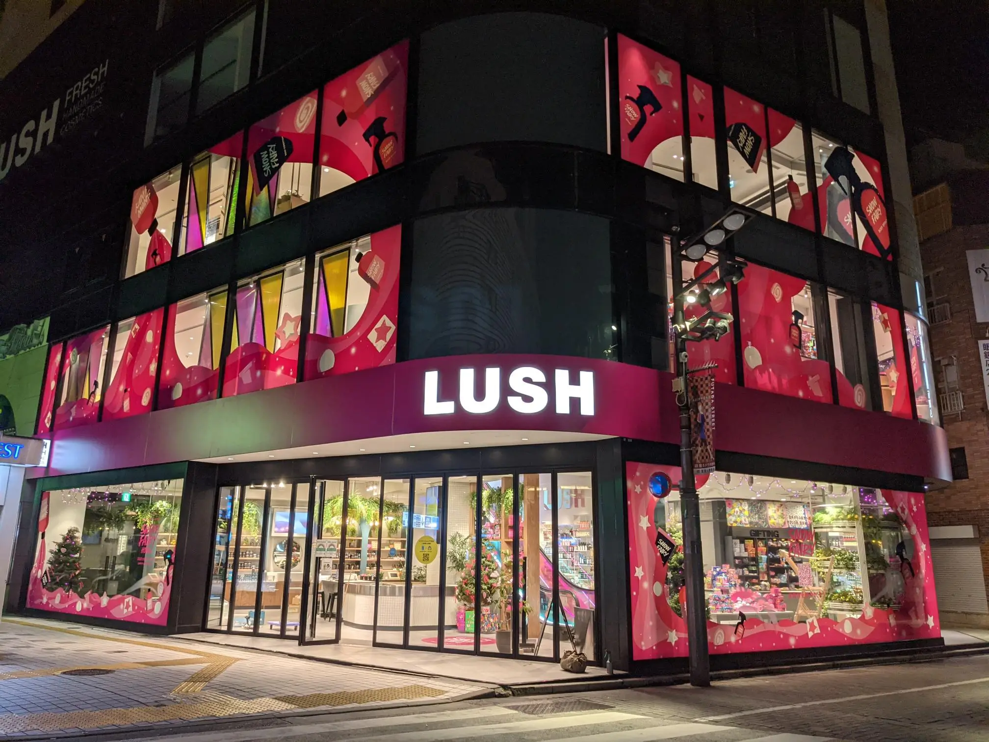 「LUSH」 Snow Fairy Promotion キャンペーン装飾