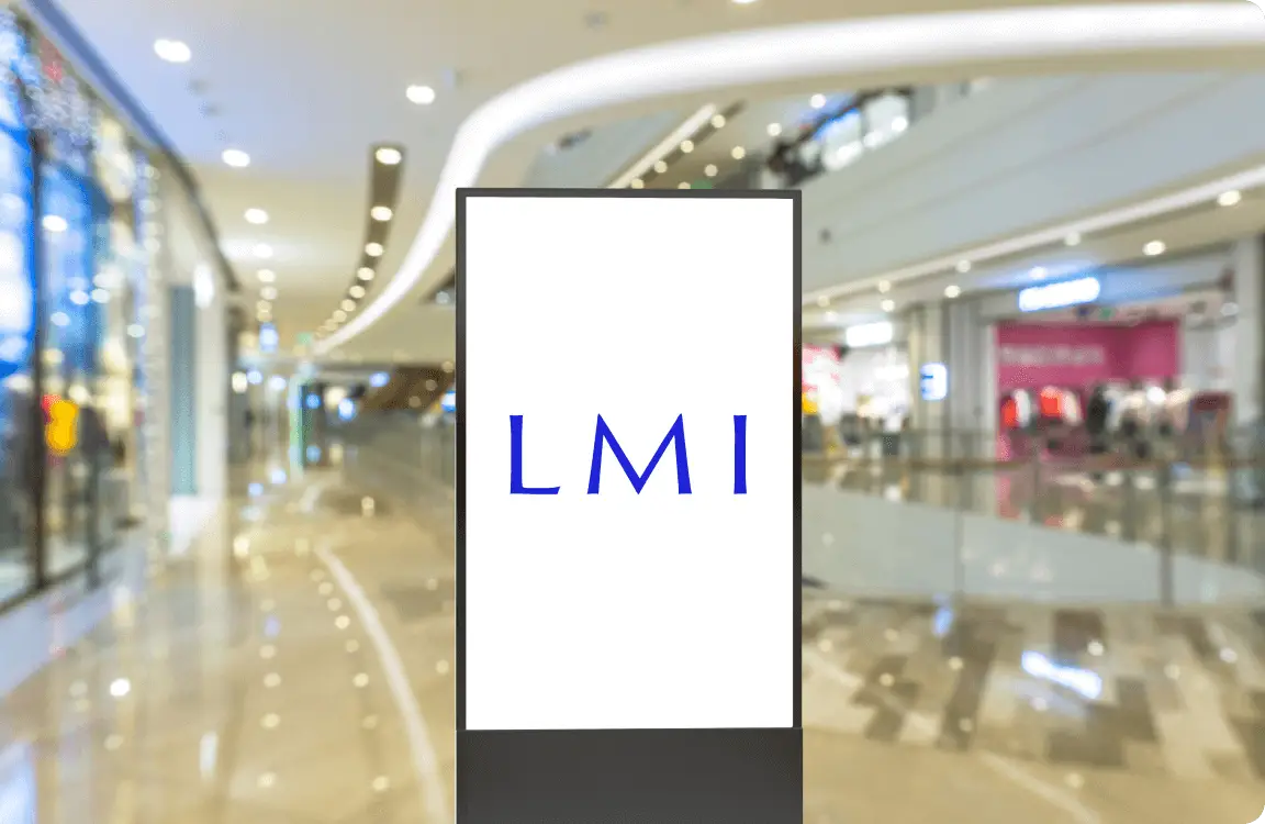 LMIのロゴが表示されたサイネージ